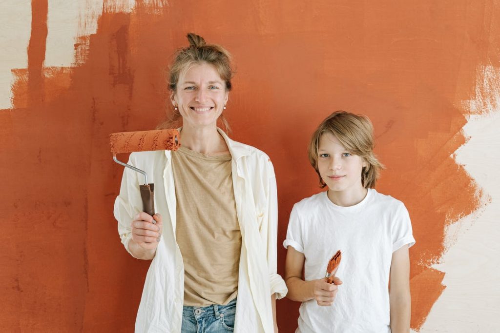 mor og søn i gang med at male væg